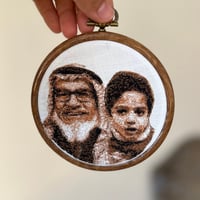 تطريز صورة باللون البني