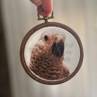 تطريز صورة باللون البني