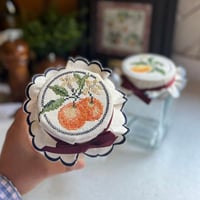 برطمان مع غطاء تطريز