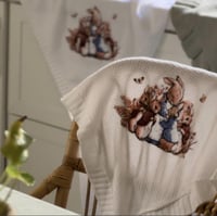 سلة هدية مولود بطانية مطرزة