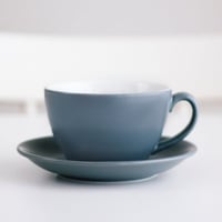 كوب لاتيه مع صحن