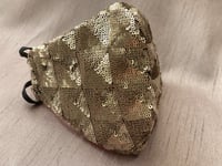 كمامة لامعة من اللون البرونزي