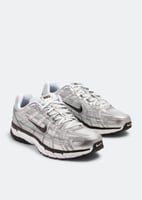 حذاء Nike V2K Run