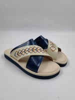 حذاء شرقي مطرز