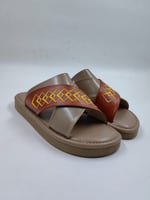 حذاء شرقي مطرز