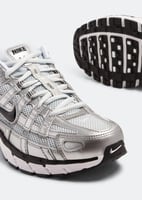 حذاء Nike V2K Run