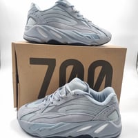 حذاء كاجوال 700