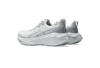 حذاء ASICS Novablast 4