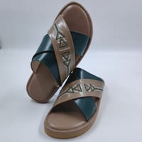 حذاء شرقي مطرز