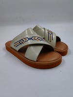 حذاء شرقي مطرز