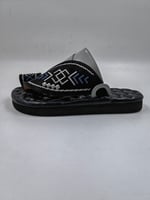 حذاء شرقي مطرز