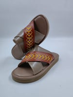 حذاء شرقي مطرز