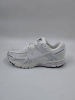 حذاء Nike Vomero 5