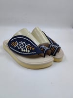 حذاء شرقي مطرز