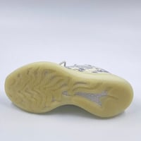 حذاء ييزي 380