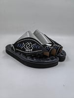 حذاء شرقي مطرز