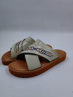 حذاء شرقي مطرز