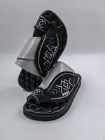 حذاء شرقي مطرز