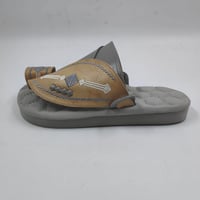 حذاء شرقي مطرز