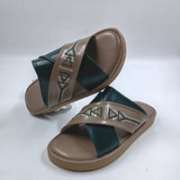 حذاء شرقي مطرز