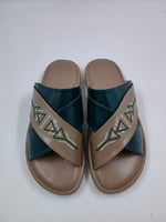 حذاء شرقي مطرز