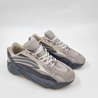 حذاء كاجوال 700