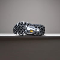 حذاء New Balance Hierro V9