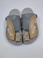 حذاء شرقي مطرز