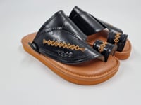 حذاء شرقي مطرز