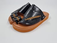 حذاء شرقي مطرز