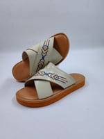 حذاء شرقي مطرز