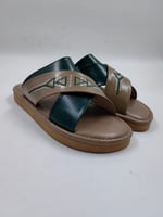 حذاء شرقي مطرز