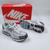 حذاء Nike Vomero 5