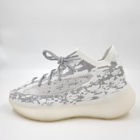 حذاء ييزي 380