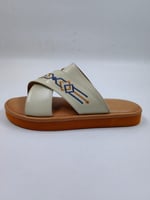 حذاء شرقي مطرز