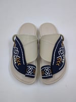 حذاء شرقي مطرز