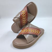 حذاء شرقي مطرز