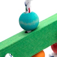 لعبة خشبية مع كرات وحبال للطيور والببغاء - الوان م...