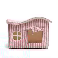 كوخ وبيت للقطط بتصميم عصري متعدد الأشكال وردي مخطط