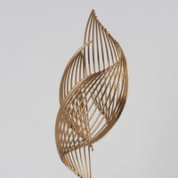 قطعة عصرية لمنزلك من المعدن الذهبي بحجم كبير