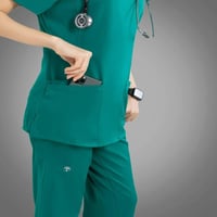 بلوزة سكراب مونيكا هيلنق هاند وركس لون اخضر