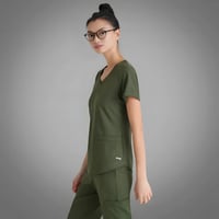 بلوزة سكراب من قريز اناتومي ايفولف رايثيم لون زيتي...