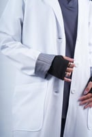 لابكوت رويال نسائي مع أكمام بتصميم فريد مع حجاب بن...