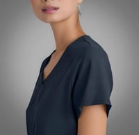 بلوزة سكراب من قريز اناتومي ايفولف رايثيم لون زيتي...