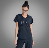 بلوزة سكراب من قريز اناتومي ايفولف رايثيم لون زيتي...