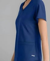 بلوزة سكراب من قريز اناتومي ايفولف رايثيم لون كحلي...