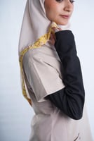 لابكوت زعفران مع أكمام بتصميم فريد مع حجاب بنفس ال...