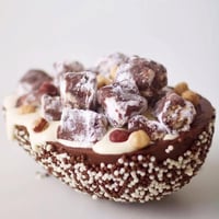 كرات الشكولاته المشكلة لتزيين الحلويات