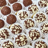 كرات الشكولاته المشكلة لتزيين الحلويات