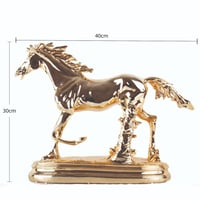 مجسم حصان ذهبي